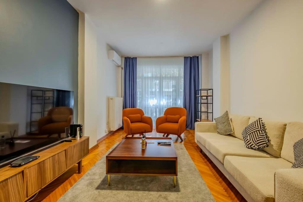 3-bedroom With Balcony Apartment *